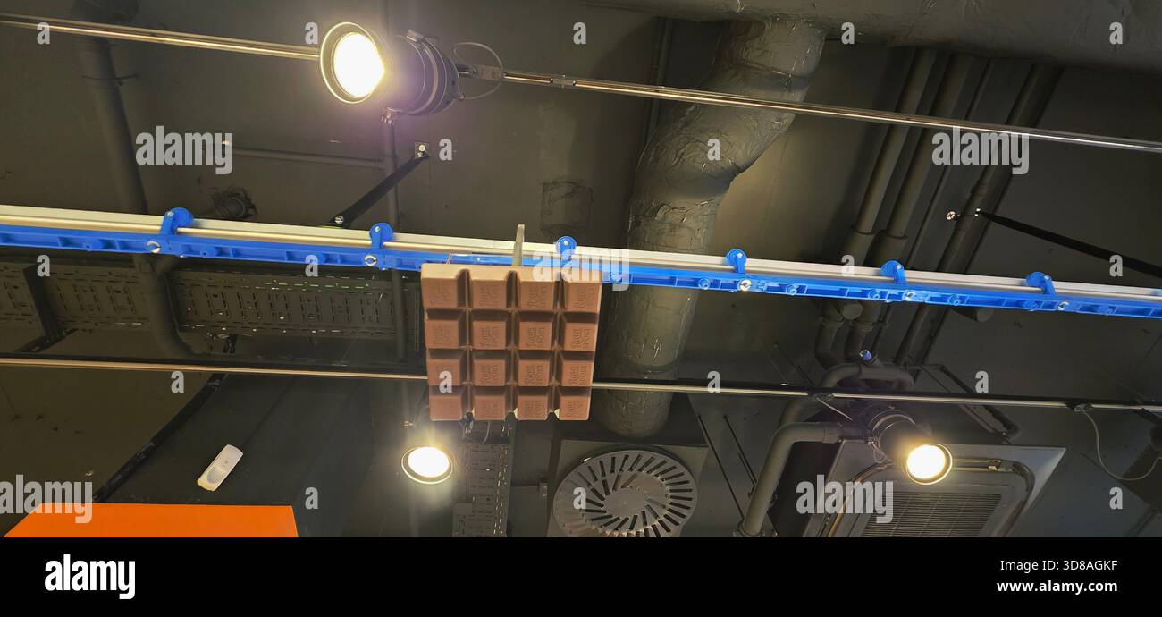 Berlin, Allemagne - 03 septembre 2025 : des plafonniers industriels éclairent l'espace de travail avec un système de ventilation ci-dessus. - Image de stock capturée avec un smartphone