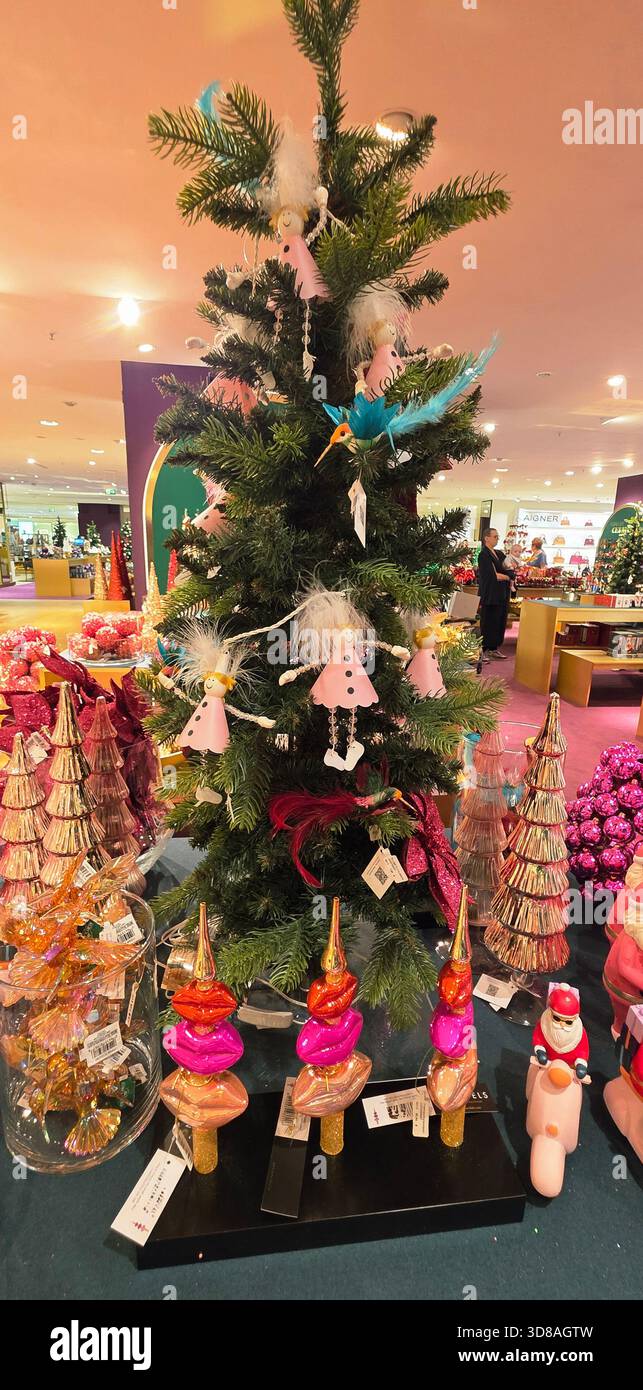 Berlin, Allemagne - 19 septembre 2025 : arbre de Noël coloré orné d'ornements uniques dans un cadre de vacances dynamique. - Image de stock capturée avec un smartphone