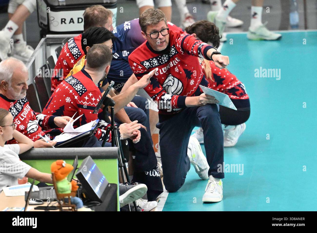 29 novembre 2025, LKH Arena, Lueneburg, GER; 1. VBL, SVG Lueneburg vs SV Warnemuende sur l'image L'entraîneur Stefan Huebner (H?bner Lueneburg) parle avec les joueurs sur le banc photo ? Nordphoto GmbH/ Witke *** légende locale *** Banque D'Images