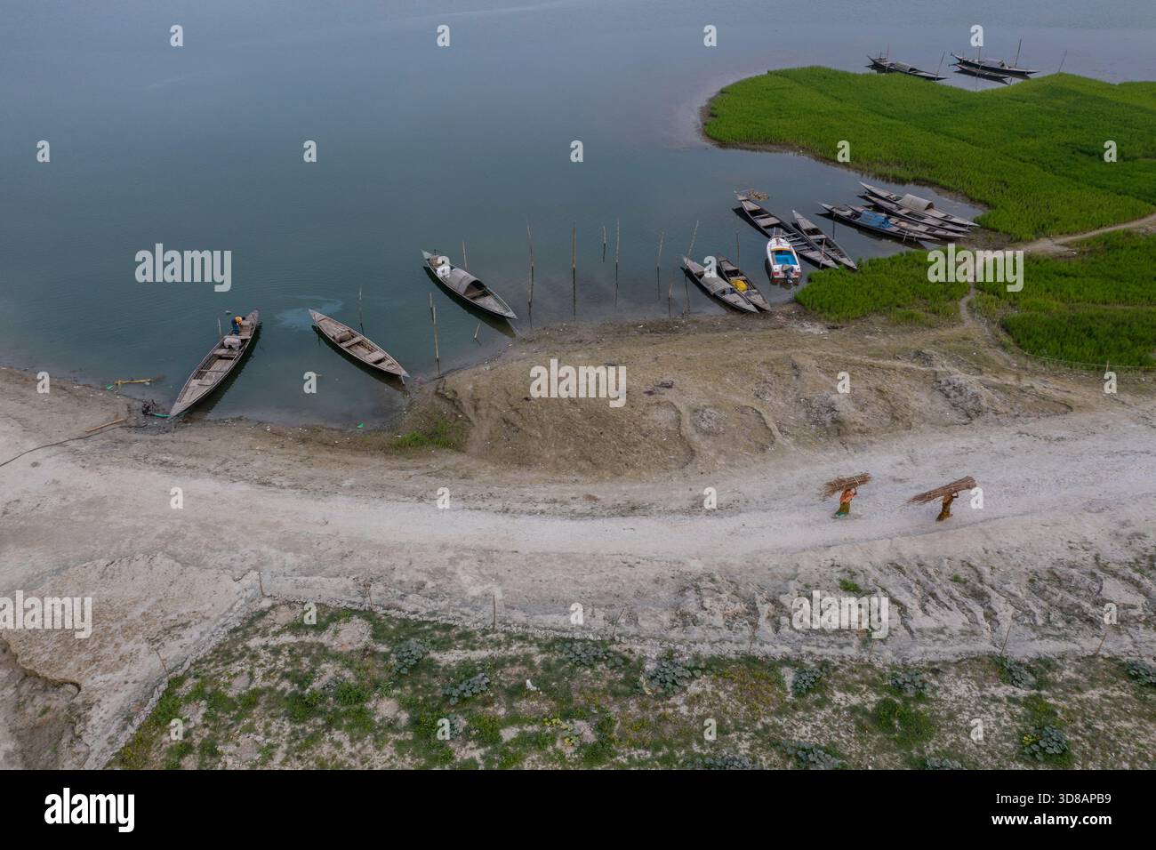 Des bateaux sont ancrés le long de la rive desséchée de la rivière Jamuna pendant l'hiver à Shariakandi, Bogra, Bangladesh. Banque D'Images