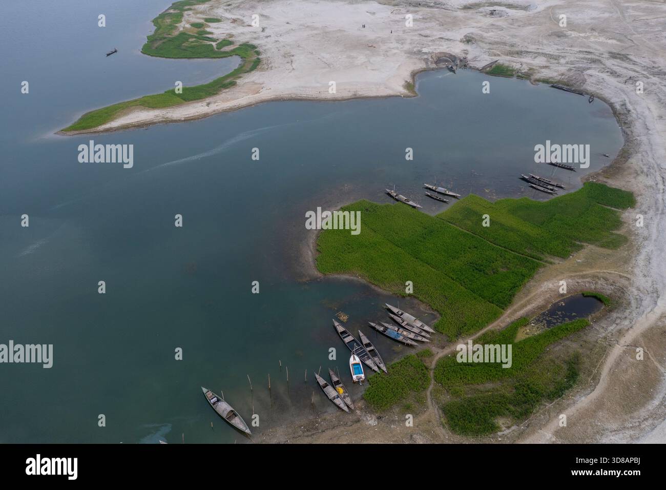Des bateaux sont ancrés le long de la rive desséchée de la rivière Jamuna pendant l'hiver à Shariakandi, Bogra, Bangladesh. Banque D'Images