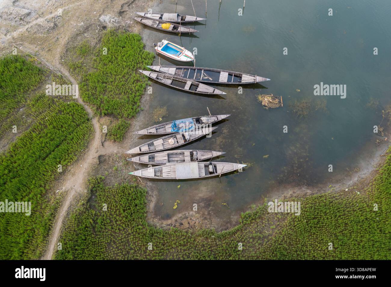 Des bateaux sont ancrés le long de la rive desséchée de la rivière Jamuna pendant l'hiver à Shariakandi, Bogra, Bangladesh. Banque D'Images