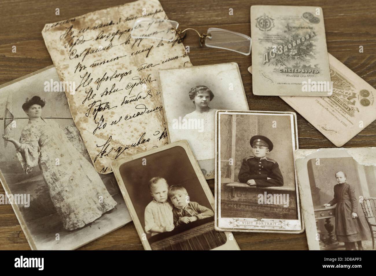 Photos de portrait de studio vintage, texte au dos d'une vieille photo et pince-nez antique des années 1880 - 1910s. Partie d'une lettre pendant la R 1917 Banque D'Images