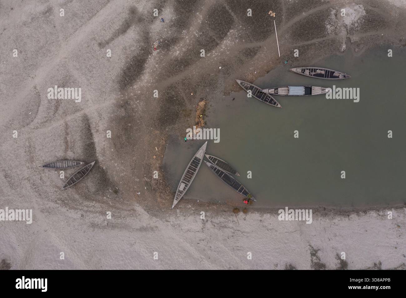 Des bateaux sont ancrés le long de la rive desséchée de la rivière Jamuna pendant l'hiver à Shariakandi, Bogra, Bangladesh. Banque D'Images