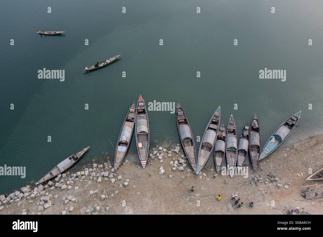 Des bateaux sont ancrés le long de la rive desséchée de la rivière Jamuna pendant l'hiver à Shariakandi, Bogra, Bangladesh. Banque D'Images