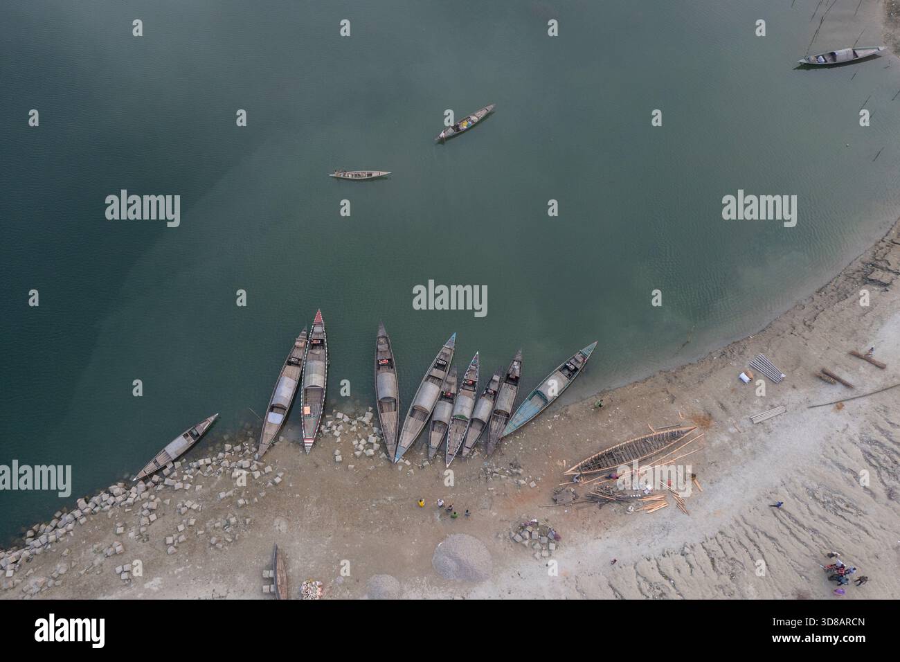 Des bateaux sont ancrés le long de la rive desséchée de la rivière Jamuna pendant l'hiver à Shariakandi, Bogra, Bangladesh. Banque D'Images