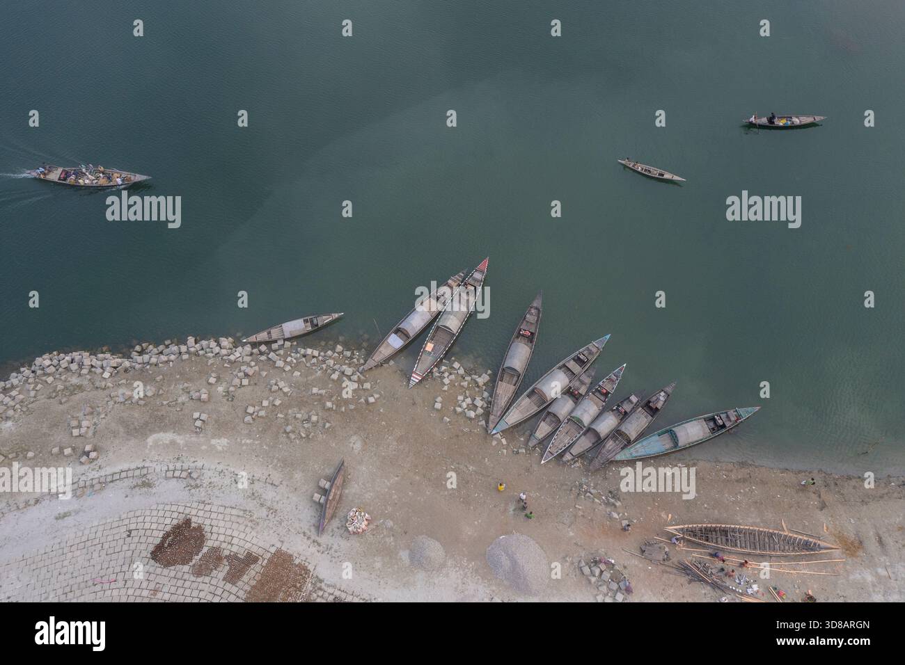 Des bateaux sont ancrés le long de la rive desséchée de la rivière Jamuna pendant l'hiver à Shariakandi, Bogra, Bangladesh. Banque D'Images