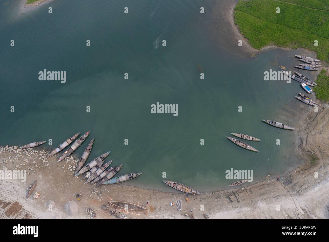 Des bateaux sont ancrés le long de la rive desséchée de la rivière Jamuna pendant l'hiver à Shariakandi, Bogra, Bangladesh. Banque D'Images
