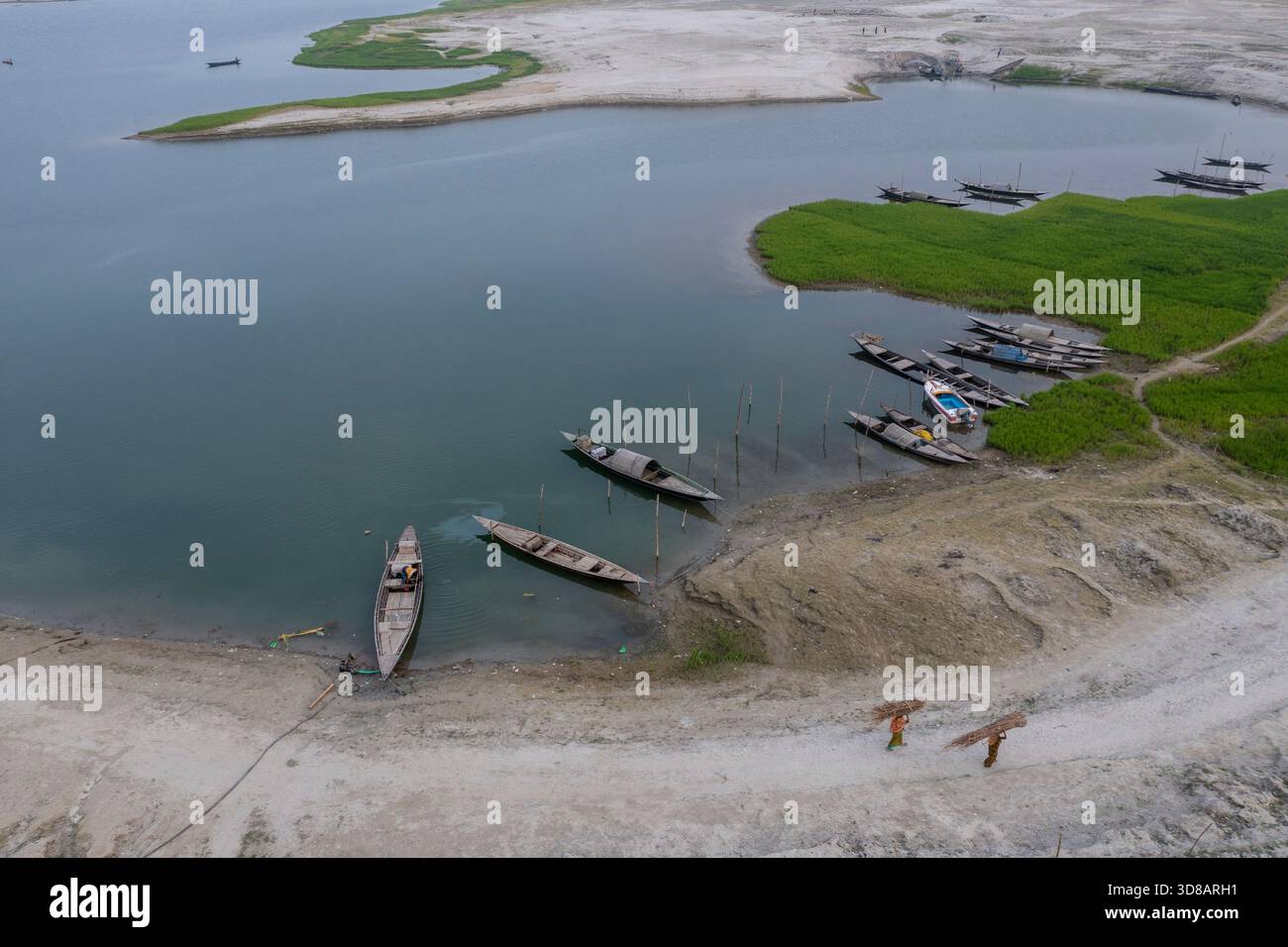 Des bateaux sont ancrés le long de la rive desséchée de la rivière Jamuna pendant l'hiver à Shariakandi, Bogra, Bangladesh. Banque D'Images