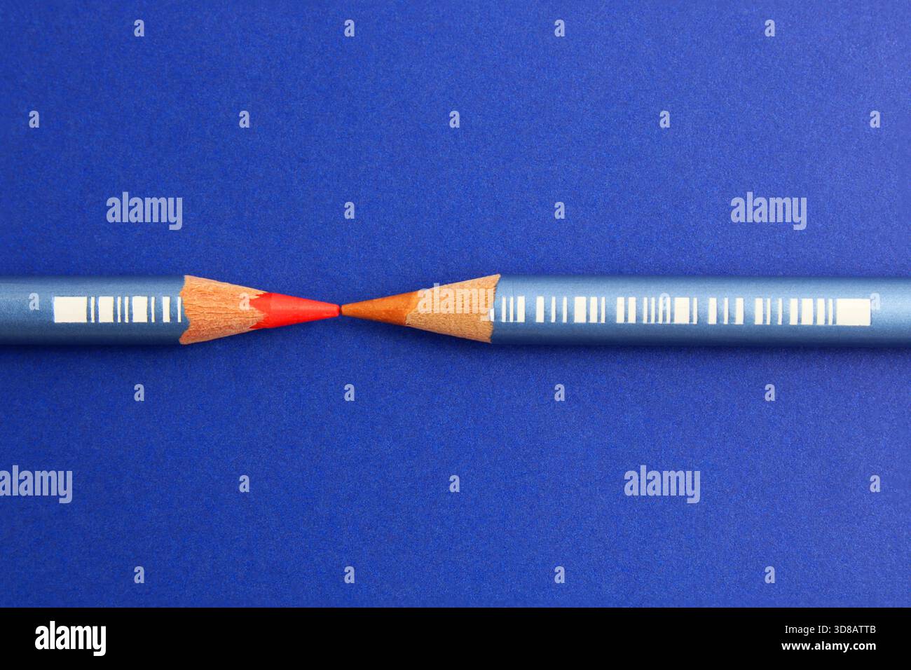 Code à barres sur les crayons aquarelles, prix des fournitures d'art. Banque D'Images