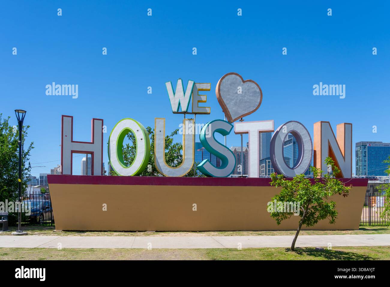 Le panneau « We Love Houston » avec Downtown Houston en arrière-plan est montré. Houston, Texas, États-Unis. Banque D'Images