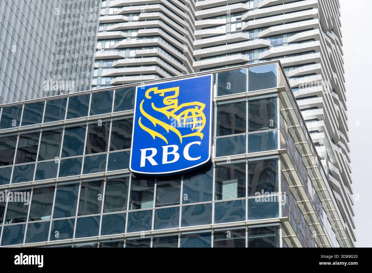 Gros plan du logo de RBC (Banque Royale du Canada) sur le bâtiment. Toronto, Canada. Banque D'Images