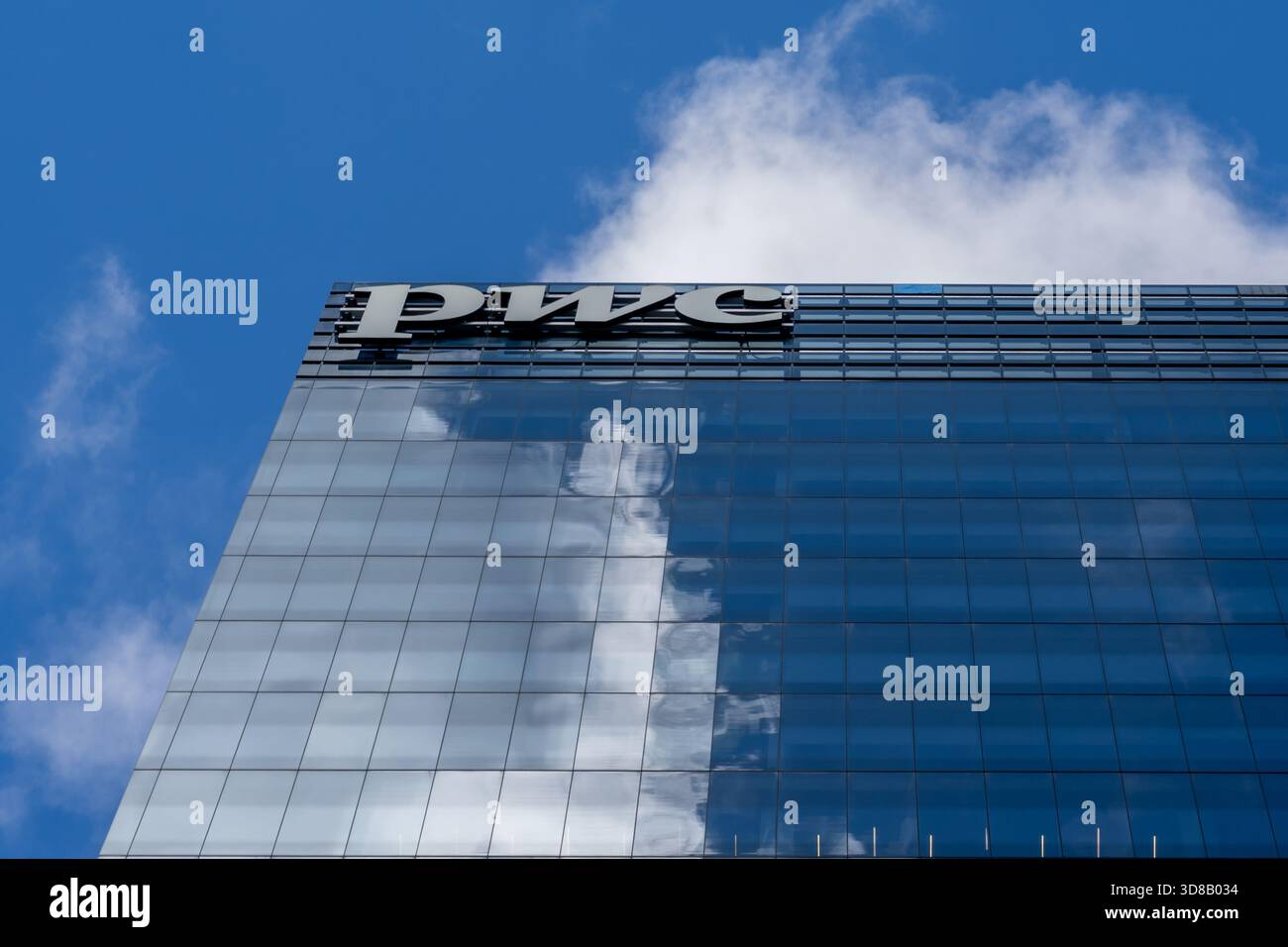 Gros plan de l'affiche PWC sur le bâtiment. Toronto, Canada. Banque D'Images