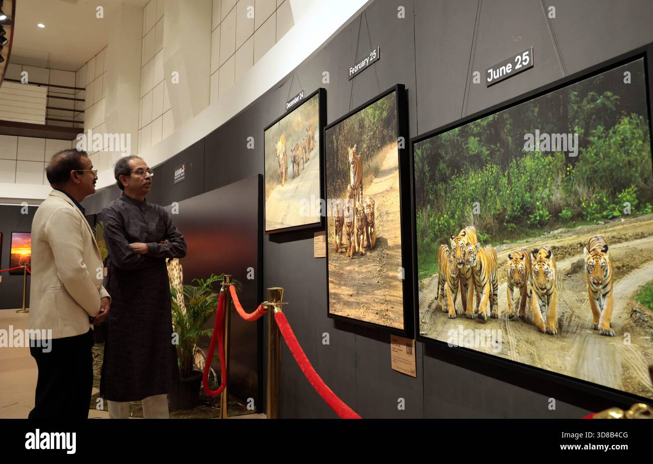 Mumbai, Inde. 29 novembre 2025. MUMBAI, INDE - NOVEMBRE 29 : Uddhav Thackeray, chef de Shiv Sena (UBT), a assisté à une exposition de photos du Dr Ramakanta Panda, chirurgien cardiaque renommé et photographe animalier passionné, à la Jehangir Art Gallery, le 29 novembre 2025 à Mumbai, en Inde. (Photo de Bhushan Koyande/Hindustan Times/Sipa USA ) crédit : Sipa USA/Alamy Live News Banque D'Images