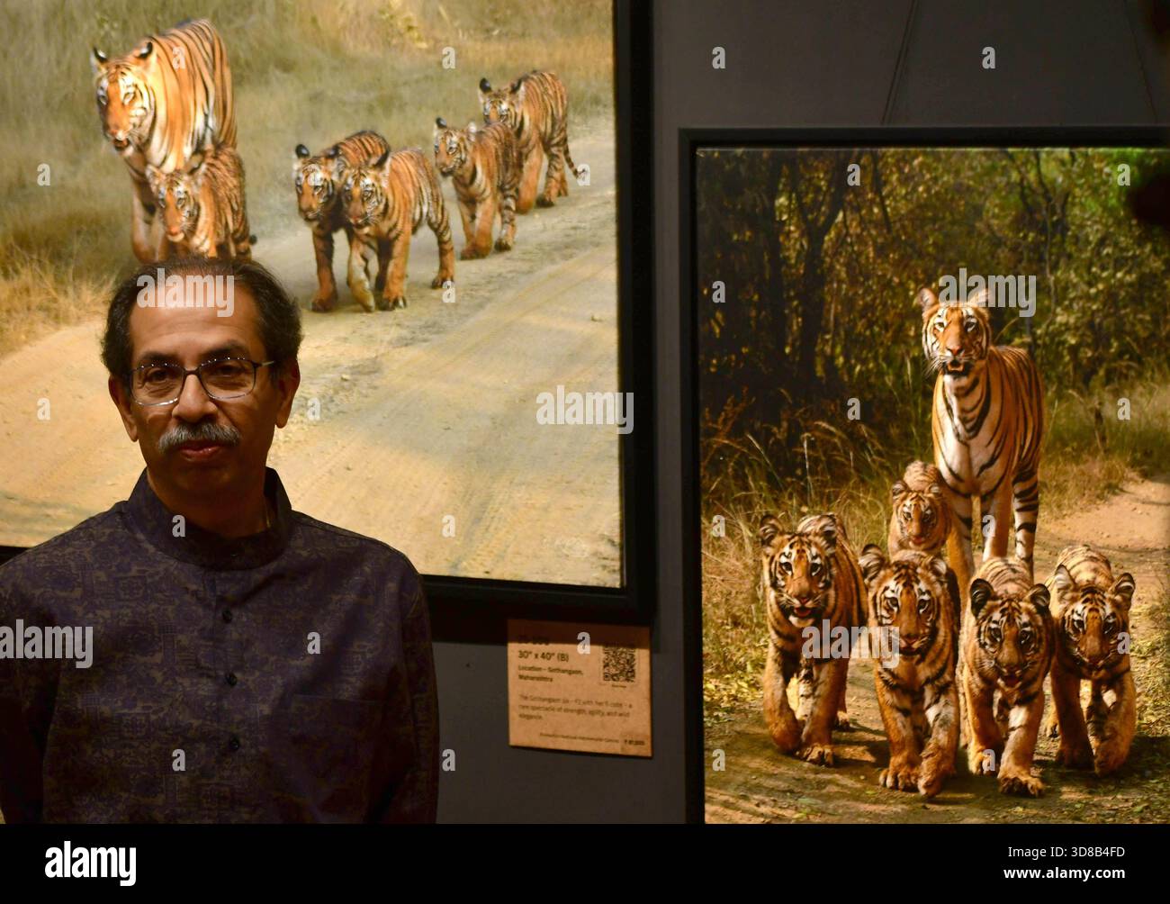 Mumbai, Inde. 29 novembre 2025. MUMBAI, INDE - NOVEMBRE 29 : Uddhav Thackeray, chef de Shiv Sena (UBT), a assisté à une exposition de photos du Dr Ramakanta Panda, chirurgien cardiaque renommé et photographe animalier passionné, à la Jehangir Art Gallery, le 29 novembre 2025 à Mumbai, en Inde. (Photo de Bhushan Koyande/Hindustan Times/Sipa USA ) crédit : Sipa USA/Alamy Live News Banque D'Images