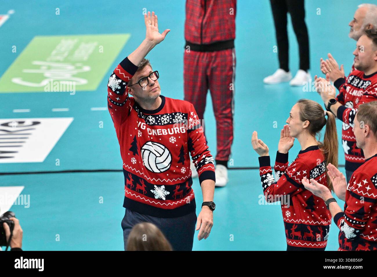 29 novembre 2025, LKH Arena, Lueneburg, GER; 1er VBL, SVG Lueneburg vs SV Warnemuende dans la photo, l'entraîneur Stefan Huebner (H?bner Lueneburg) a prolongé son contrat avec SVG jusqu'en 2030 et est célébré par le public photo ? Nordphoto GMB Banque D'Images
