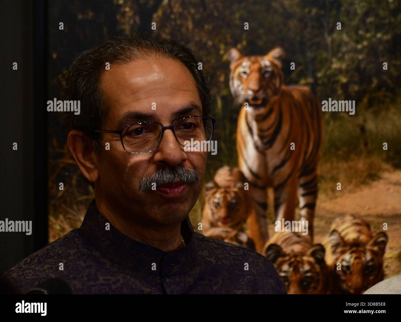 Mumbai, Inde. 29 novembre 2025. MUMBAI, INDE - NOVEMBRE 29 : Uddhav Thackeray, chef de Shiv Sena (UBT), a assisté à une exposition de photos du Dr Ramakanta Panda, chirurgien cardiaque renommé et photographe animalier passionné, à la Jehangir Art Gallery, le 29 novembre 2025 à Mumbai, en Inde. (Photo de Bhushan Koyande/Hindustan Times/Sipa USA ) crédit : Sipa USA/Alamy Live News Banque D'Images