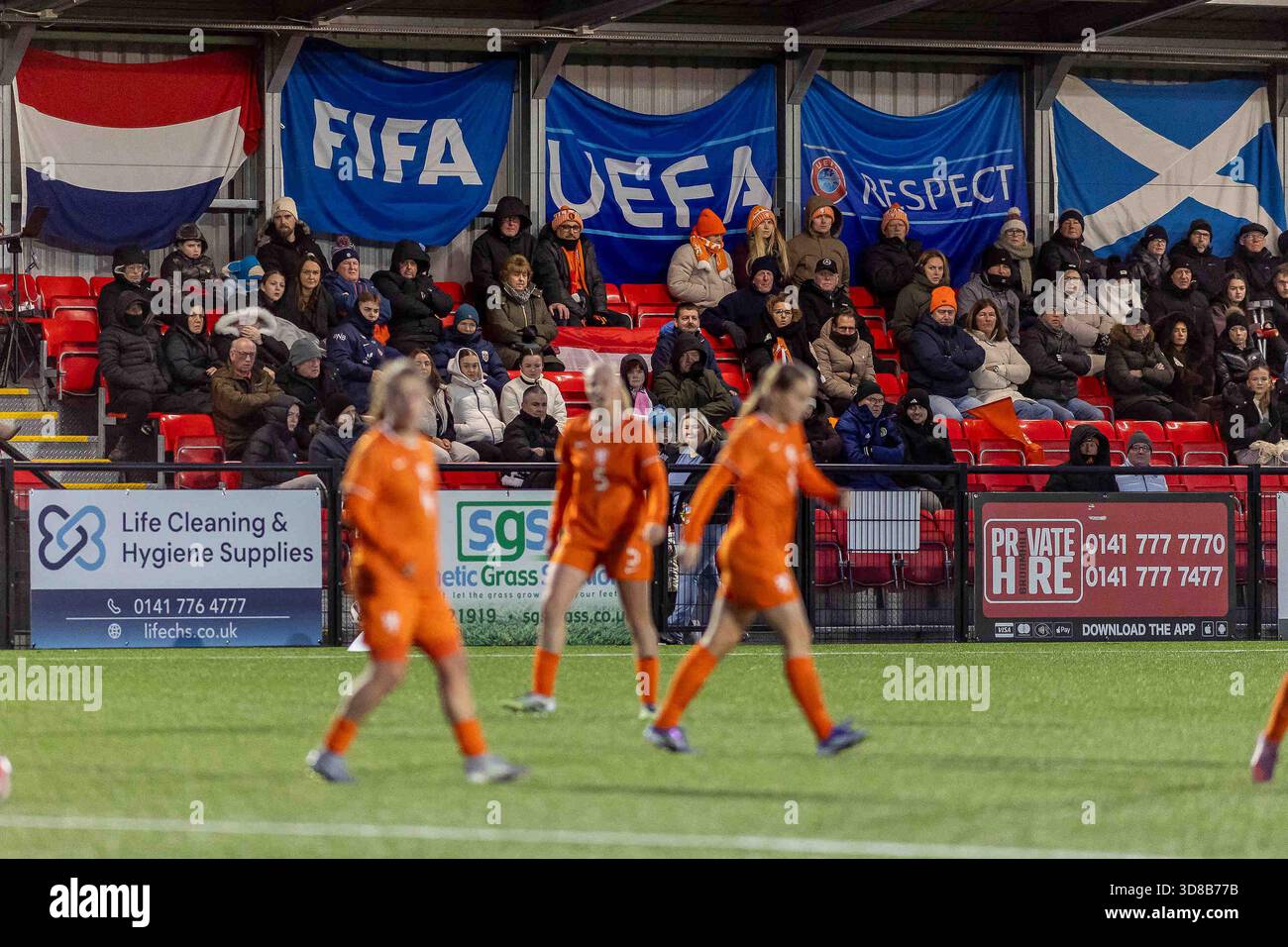 Kirkintilloch, Écosse. 29 novembre 2025. Les drapeaux de la FIFA et de l'UEFA flottent aux côtés des drapeaux des Nations des pays-Bas et de l'Écosse lors du Championnat féminin UEFA U19 Round One League A Group A4 Matchday 2 Écosse vs pays-Bas. Crédit : Colin Poultney/Alamy Live News Banque D'Images