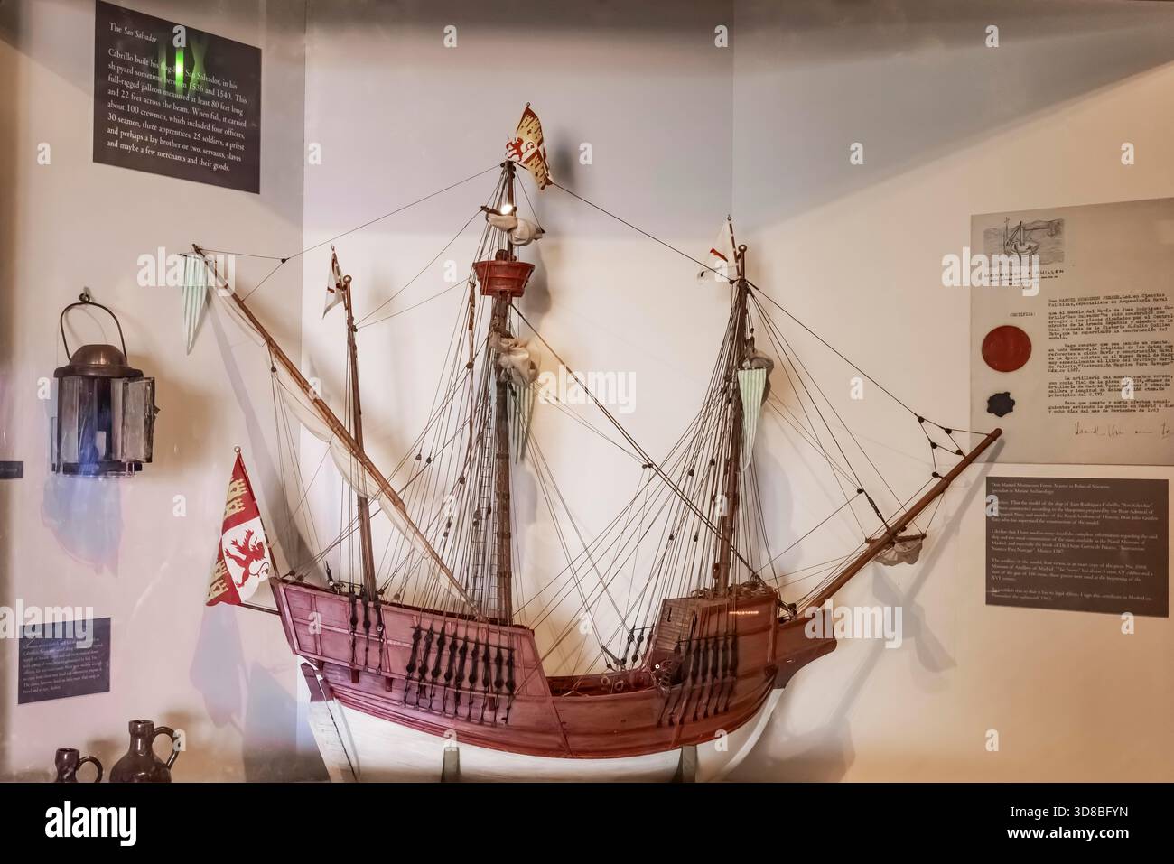 Exposition de galions espagnols au Visitor Center du Cabrillo National Monument, San Diego, Californie, États-Unis [pas de publication ; licence éditoriale uniquement] Banque D'Images