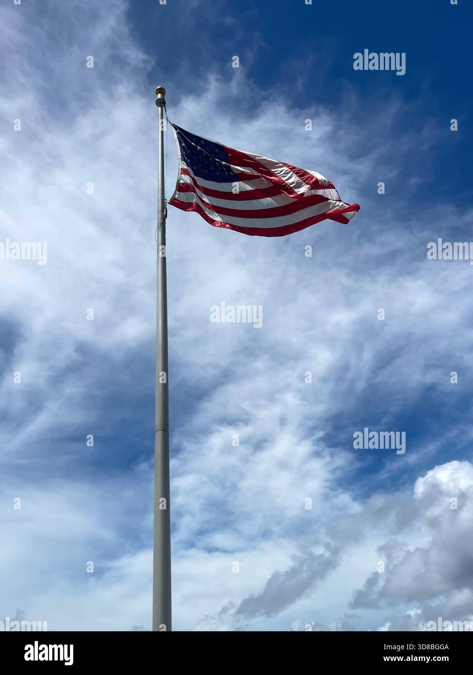 Drapeau américain avec fond de ciel et de nuages. Photo de haute qualité Banque D'Images