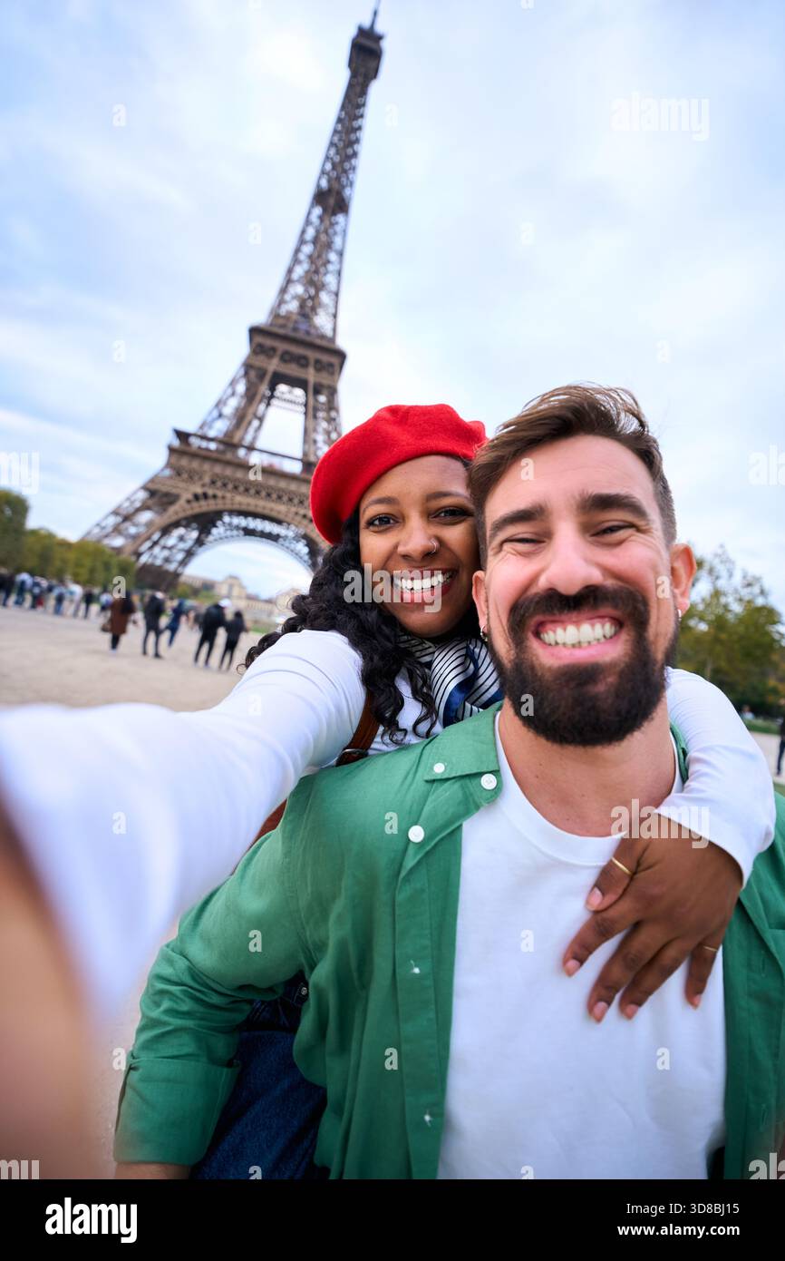 Couple interracial prenant selfie à Paris avec Tour Eiffel Banque D'Images