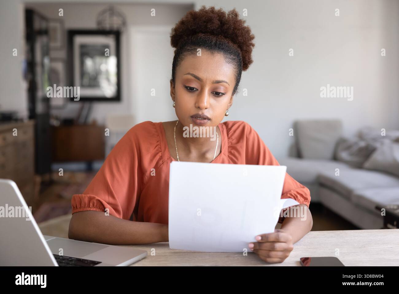 Sérieuse jeune femme cadre afro-américaine travaillant à domicile Banque D'Images