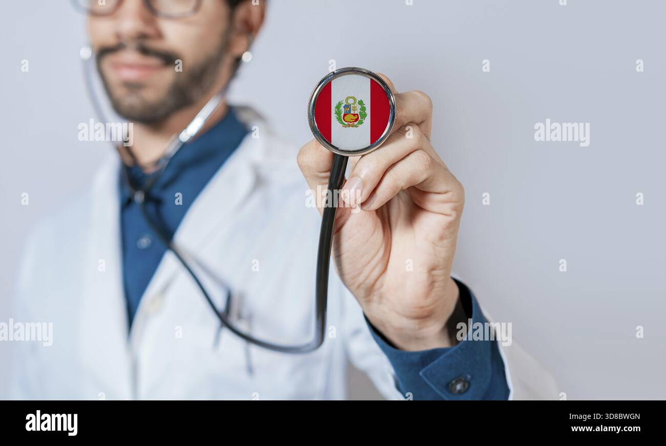 Docteur tenant un stéthoscope avec drapeau du Pérou. Concept de santé et de soins au Pérou. Drapeau du Pérou sur stéthoscope Banque D'Images