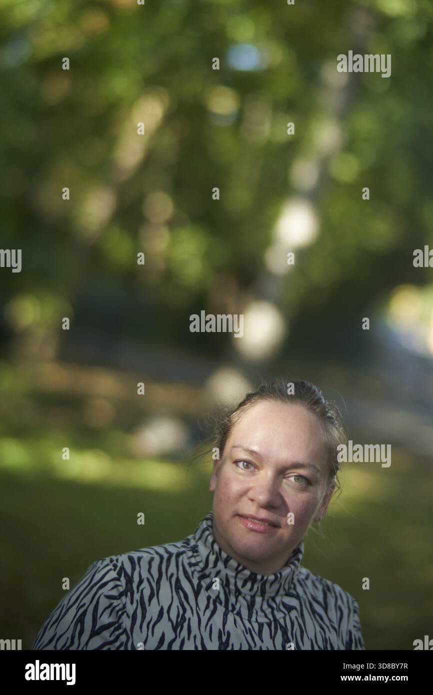 Femme mature ukrainienne dans le parc, la confiance, étant sévère et stable ancrée dans la tranquillité, dans la nature Banque D'Images