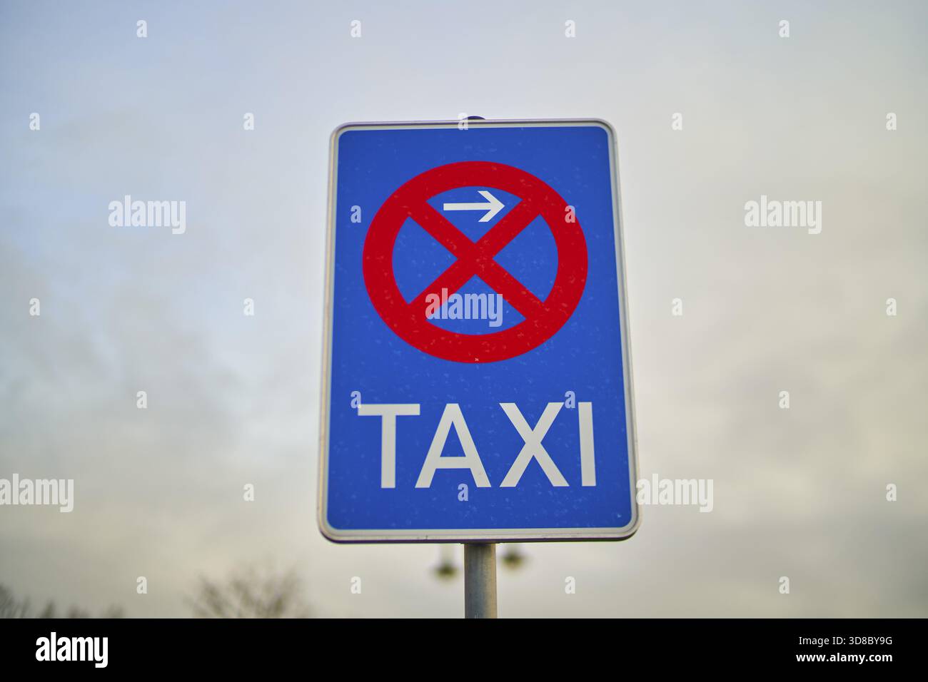 Aucun panneau de stationnement ne réserve d'espace pour les taxis Banque D'Images