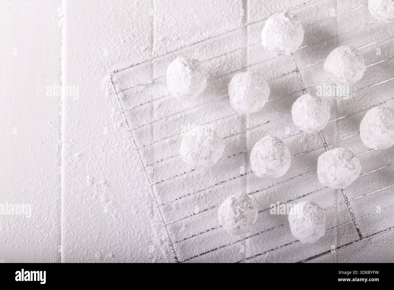 Les cookies de Noël traditionnel grec, snowball sur fond de bois blanc with copy space Banque D'Images
