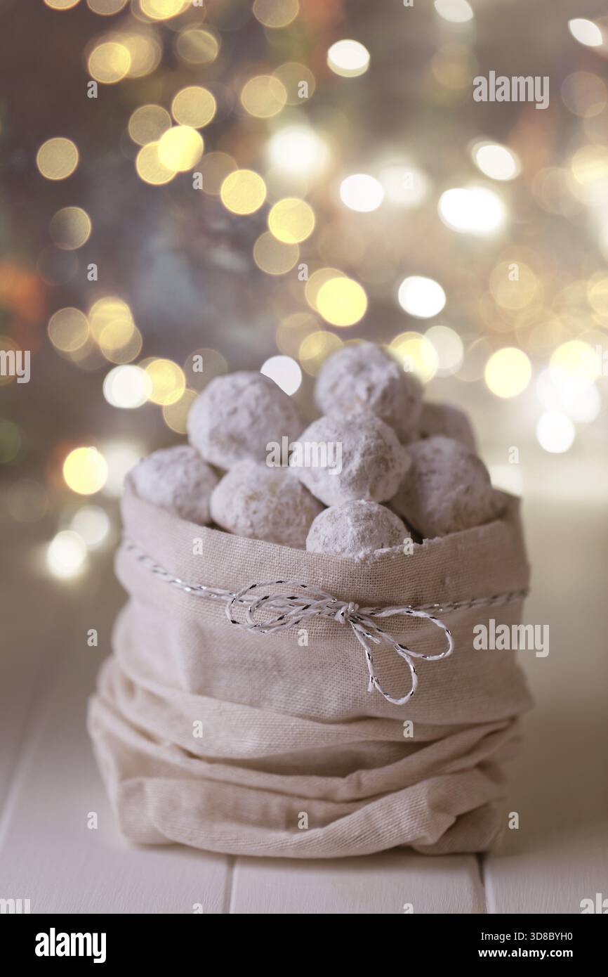 Biscuits de Noël traditionnels avec boule de neige aux amandes sur fond blanc avec des lumières de fée Banque D'Images