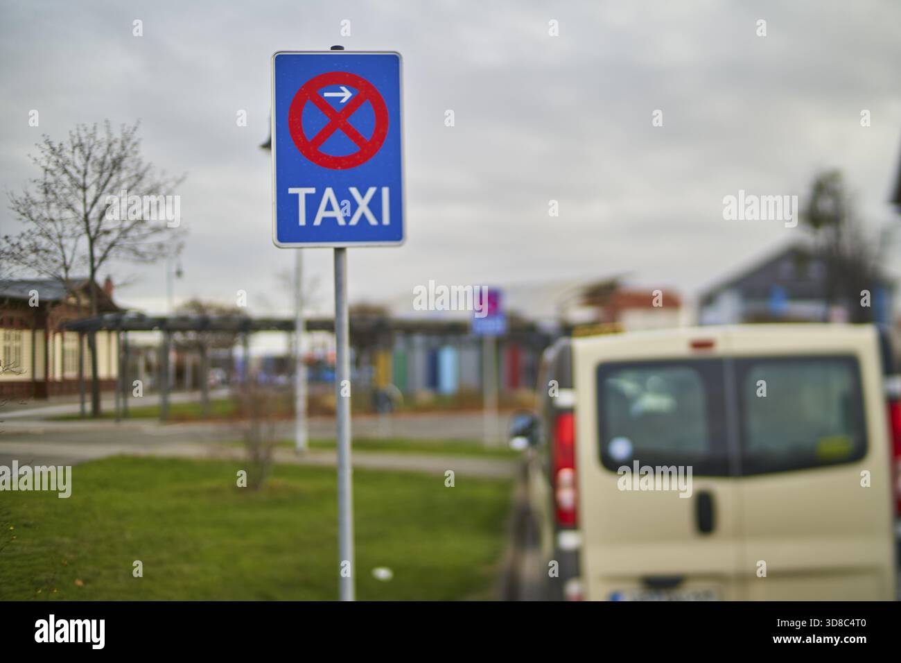 Le panneau d'interdiction de stationnement réserve de l'espace pour les taxis à la gare de Wernigerode, Saxe-Anhalt, Allemagne Banque D'Images