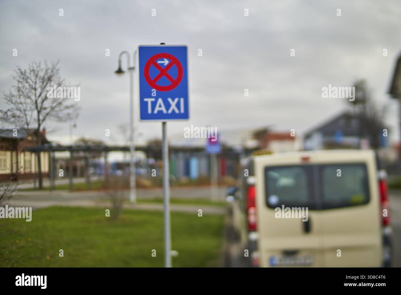 Le panneau d'interdiction de stationnement réserve de l'espace pour les taxis à la gare de Wernigerode, Saxe-Anhalt, Allemagne Banque D'Images