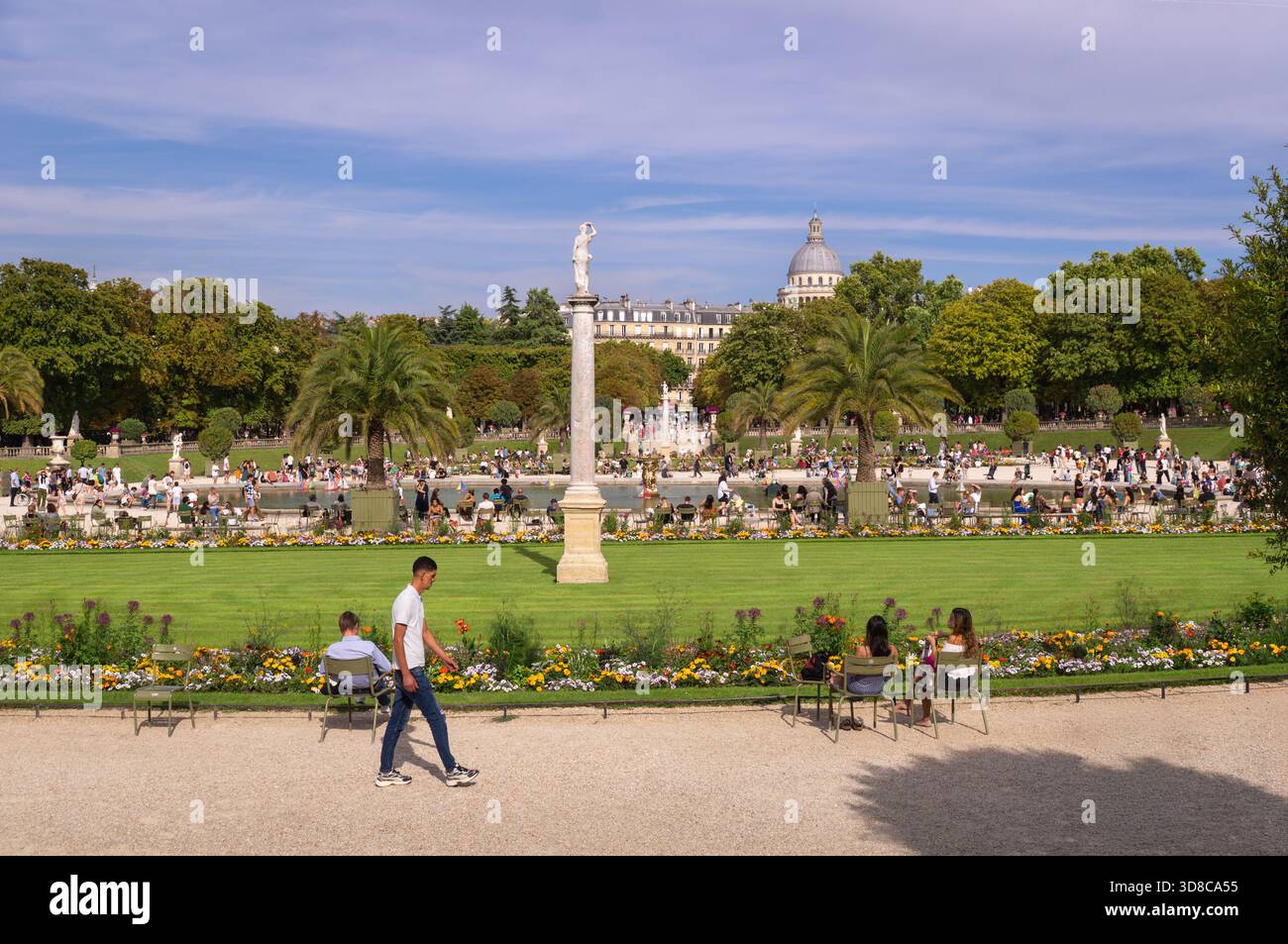 Paris, France 08 04 2025 : chaud après-midi d'été dans le jardin du Luxembourg avec des touristes se reposant et profitant du beau temps à côté des voili Banque D'Images