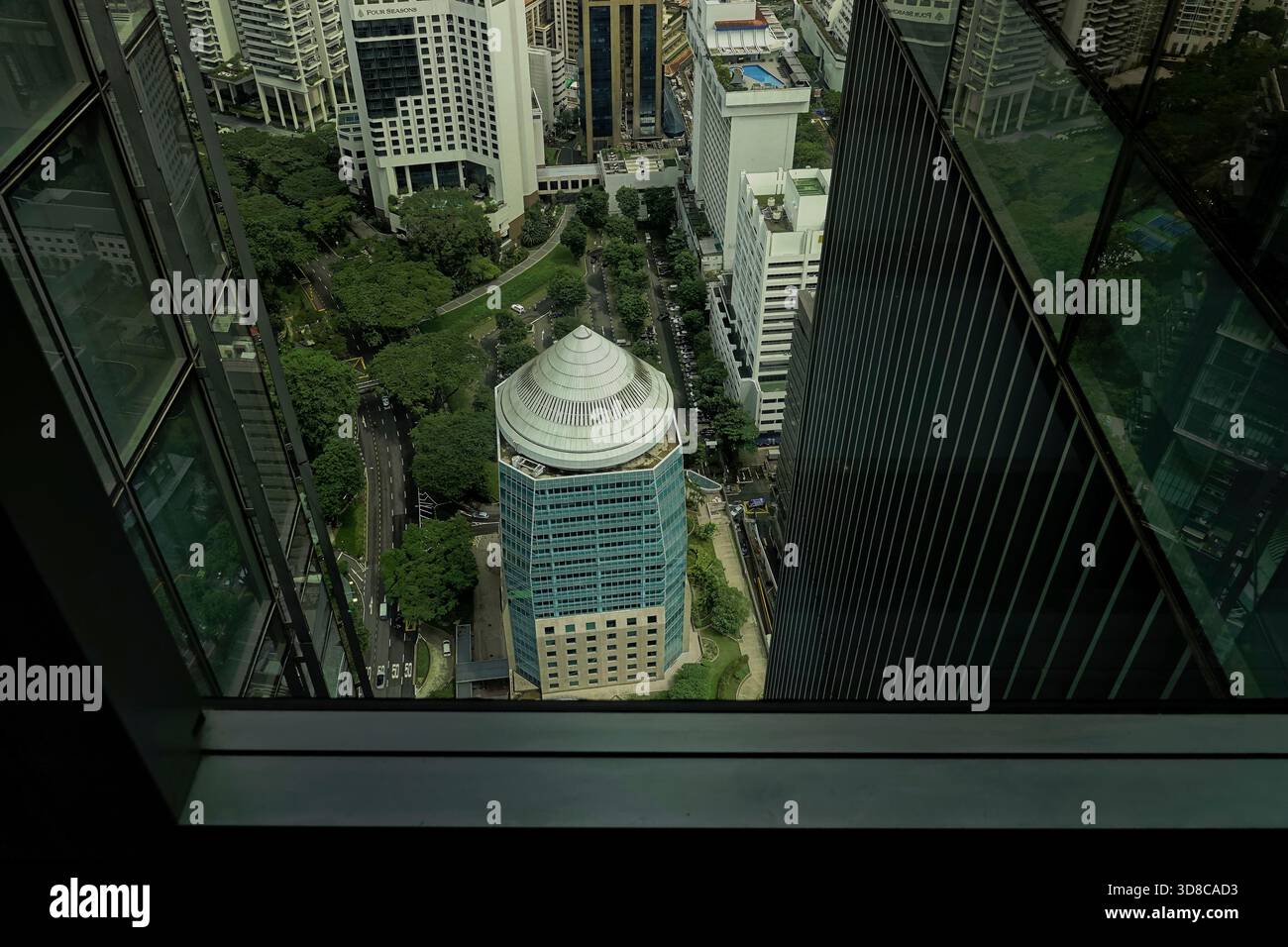 ION Orchard Centre, Orchard Road, Singapour 9 septembre 2025 le four Seasons Hotel Singapore, situé dans l'ombre de la ION Orchard Tower - Banque D'Images