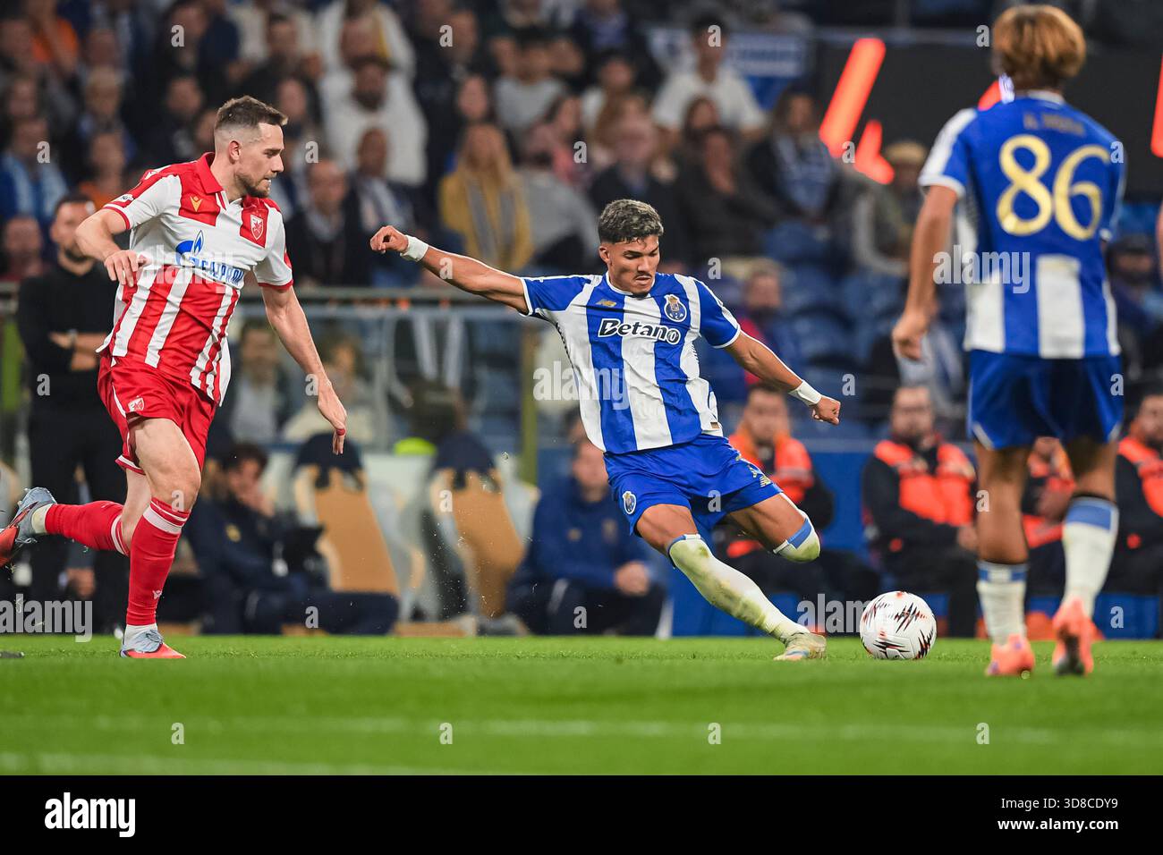 Porto, Portugal - 2 octobre : William Gomes du FC Porto (C) tente un coup de pied lors du match de l'UEFA Europa League 2025/26 League phase MD2 entre le FC Porto et le FK Crvena Zvezda à l'Estadio do Dragao le 2 octobre 2025 à Porto, Portugal. (Photo par JustPictures) (photo par Eurasia Sport images/Just Pictures/SIPA USA) Banque D'Images