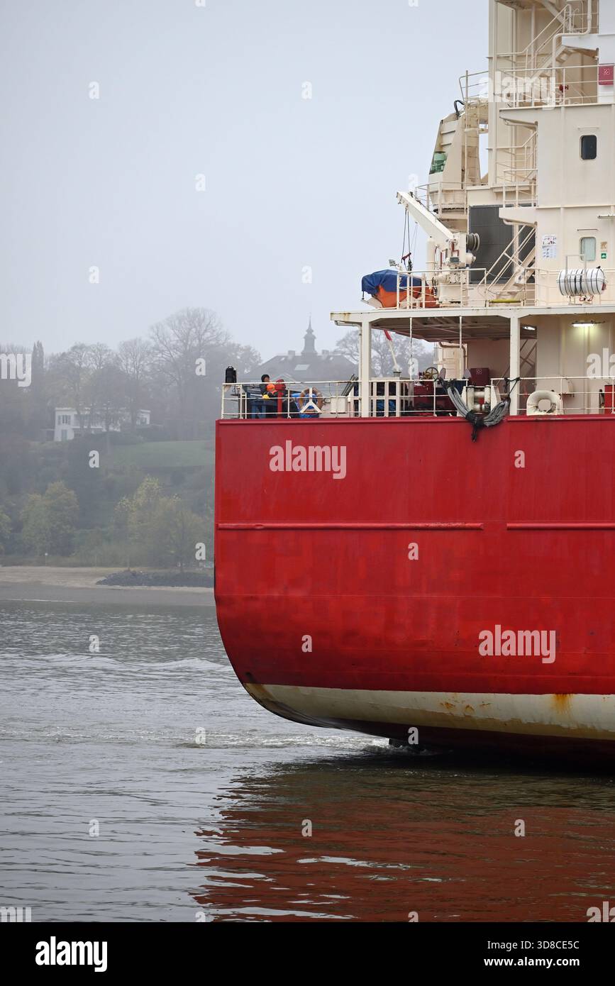Les navires arrivent au port de Hambourg par une journée brumeuse. Grue, navire, rivière, eau. Port de Hambourg, Hambourg, Allemagne Banque D'Images