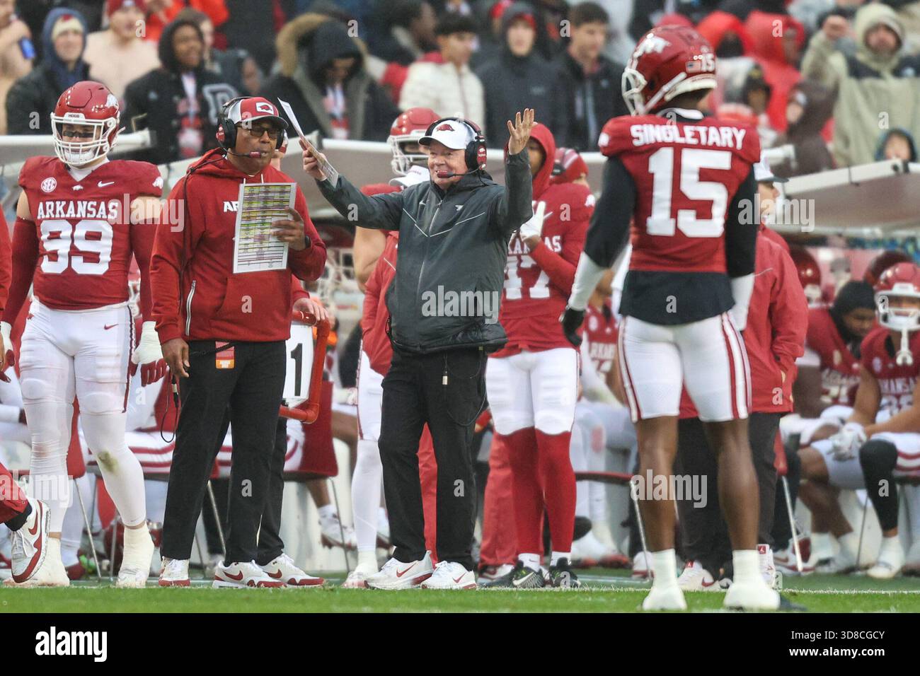 November 29, 2025: Interim Head Coach Bobby Petrino of Arkansas holds up his hands questioning the call of the field. Missouri defeated Arkansas 31-17 in Fayetteville, AR. Richey Miller/CSM(Credit Image: © Richey Miller/Cal Sport Media) (Cal Sport Media via AP Images) Banque D'Images