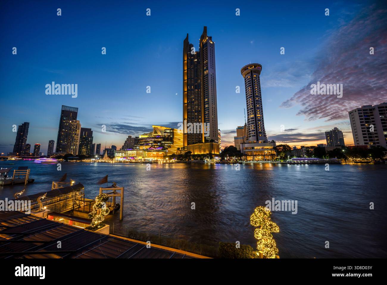 Bâtiments modernes dans la ville avec reflet de l'eau, feu d'artifice, spectacle de lumière au crépuscule. Banque D'Images