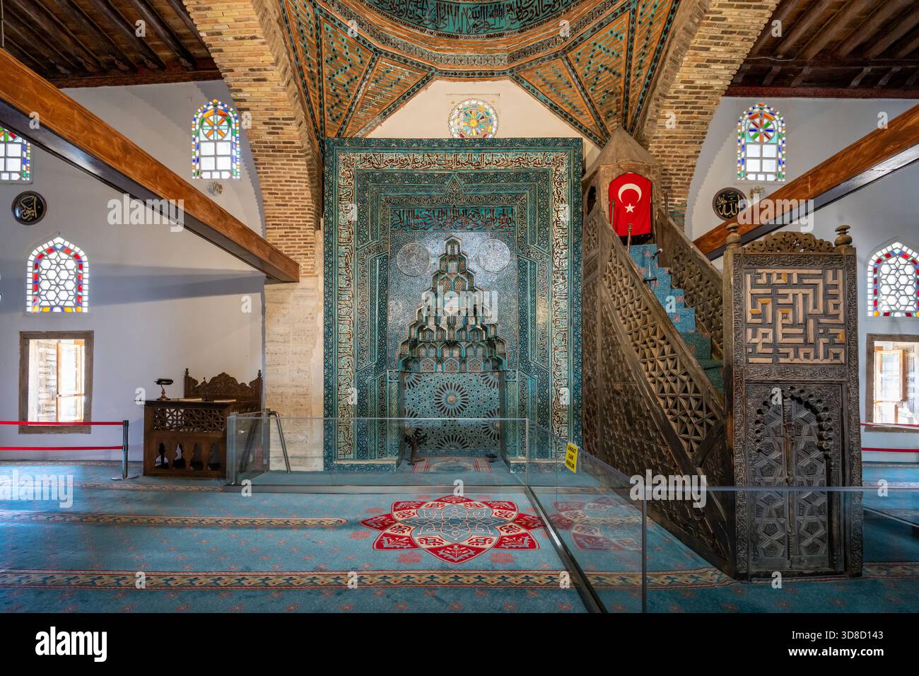 Beysehir, Konya, Turquie - 18 août 2025 : L'intérieur de la mosquée Esrefoglu à Konya Beysehir avec ses colonnes en bois et ses tapis Banque D'Images