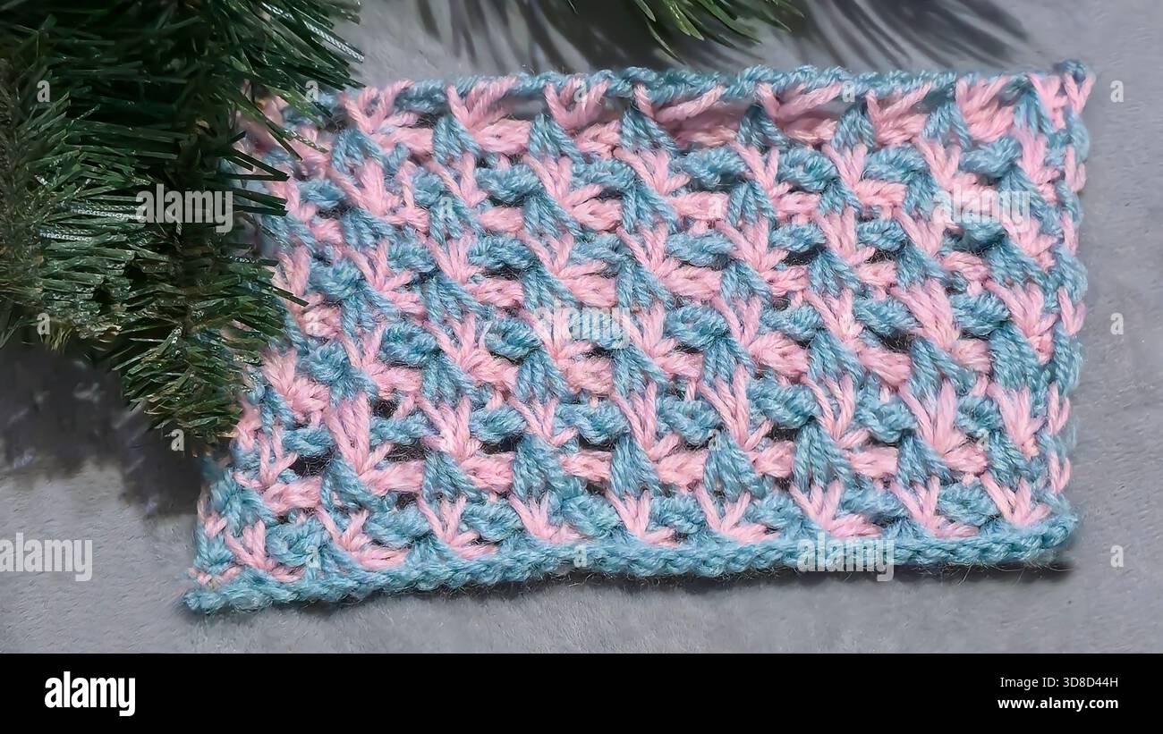 Modèles de tricot pour chandails, chapeaux et autres articles utilisant du fil de couleur claire sur un fond clair. Copier l'espace. Banque D'Images