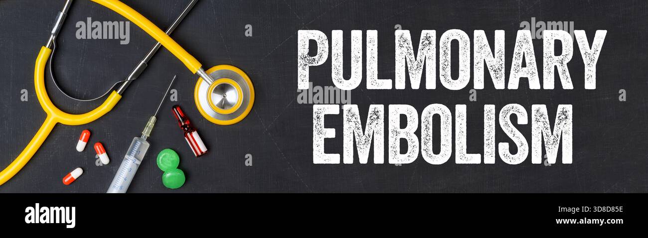 Stéthoscope et médicaments sur tableau noir - embolie pulmonaire Banque D'Images