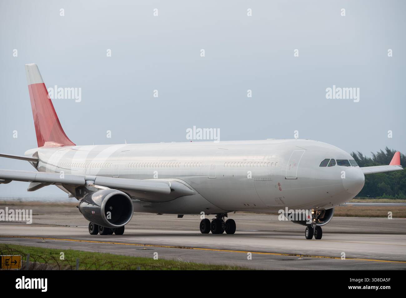 Avion gros porteur circulant sur la piste Banque D'Images