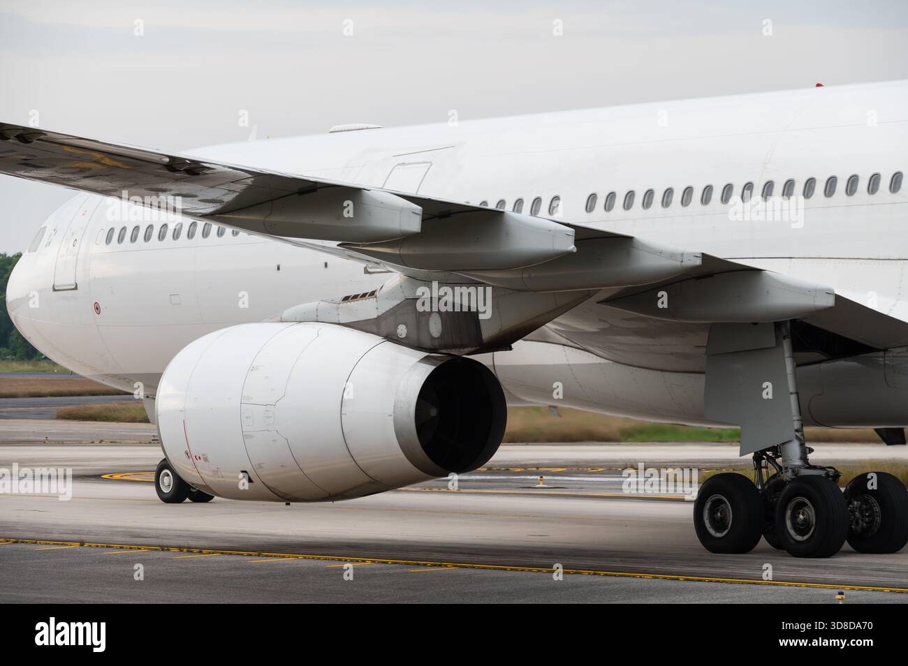 Avion à voilure large et moteur à réaction sur voie de circulation Banque D'Images