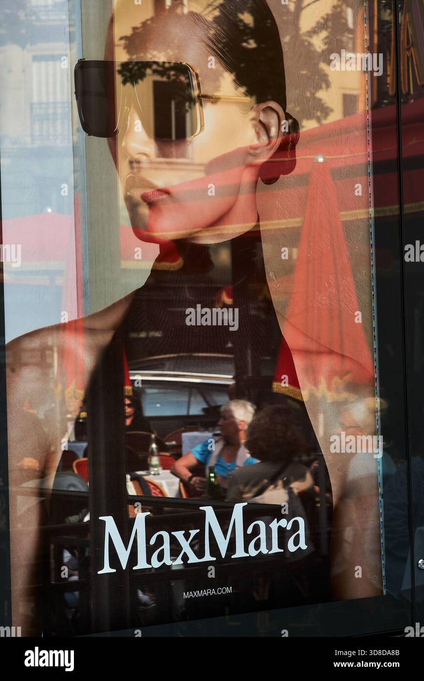 Paris, France - juin 2025 : une publicité élégante est affichée à la brasserie la Rotonde à Montparnasse, Paris. Les gens sont vus reflétés dans le verre Banque D'Images