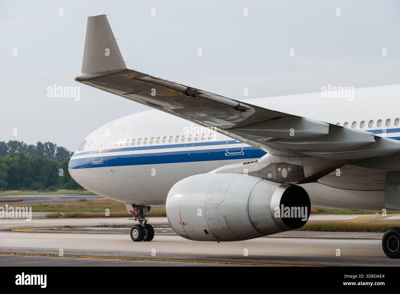 Avion de ligne à gros corps circulant sur la piste Banque D'Images