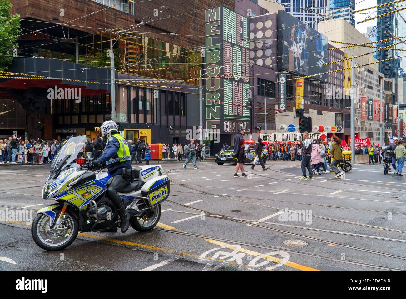 Melbourne, Victoria, Australie. 30 novembre 2025. - Un policier de Victoria à moto observe une manifestation contre le racisme qui se déroule à l'extérieur de Melbourne Banque D'Images