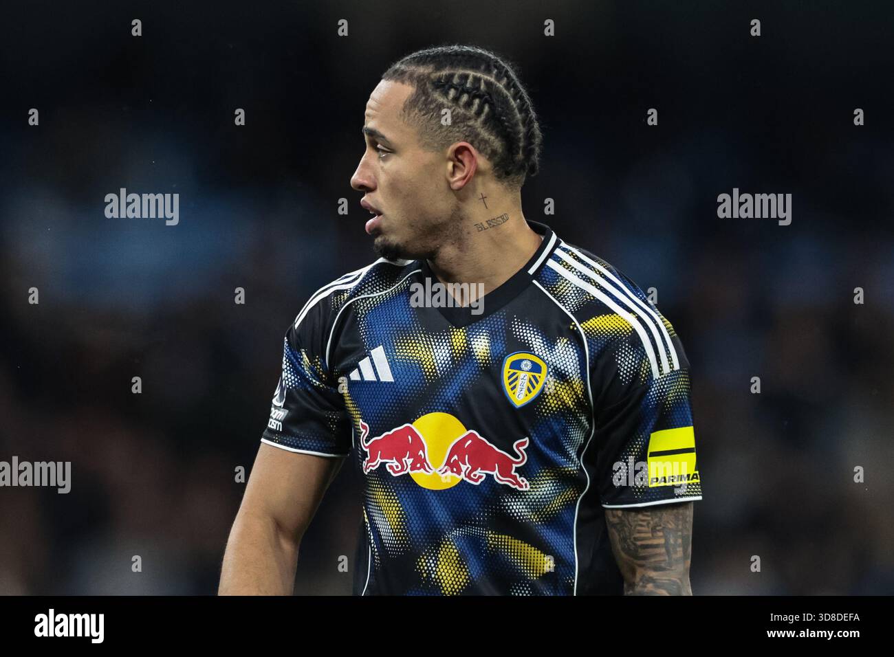 Manchester, Royaume-Uni. 29 novembre 2025. Noah Okafor de Leeds United a plaqué les cheveux et le tatouage de croix béni lors du match de premier League Manchester City vs Leeds United au stade Etihad, Manchester, Royaume-Uni, le 29 novembre 2025 (photo par Mark Cosgrove/News images) *** GER AUT sui OUT *** à Manchester, Royaume-Uni le 29/11/2025. (Photo de Mark Cosgrove/News images/SIPA USA) crédit : SIPA USA/Alamy Live News Banque D'Images