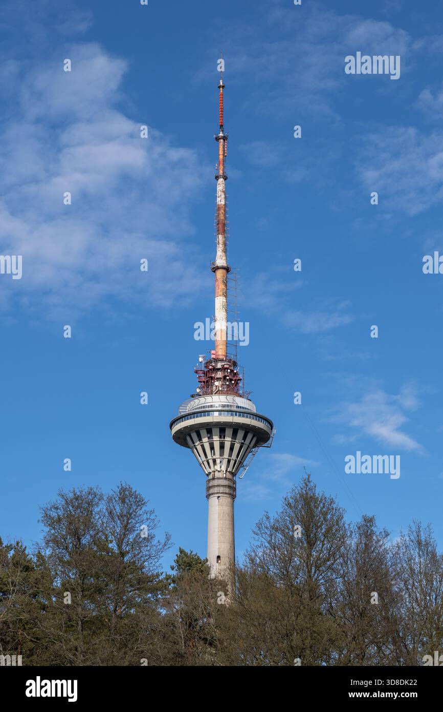 Tour de télévision de Tallinn (estonien : Tallinna teletorn) avec terrasse d'observation dans la ville de Tallinn, Estonie. Banque D'Images