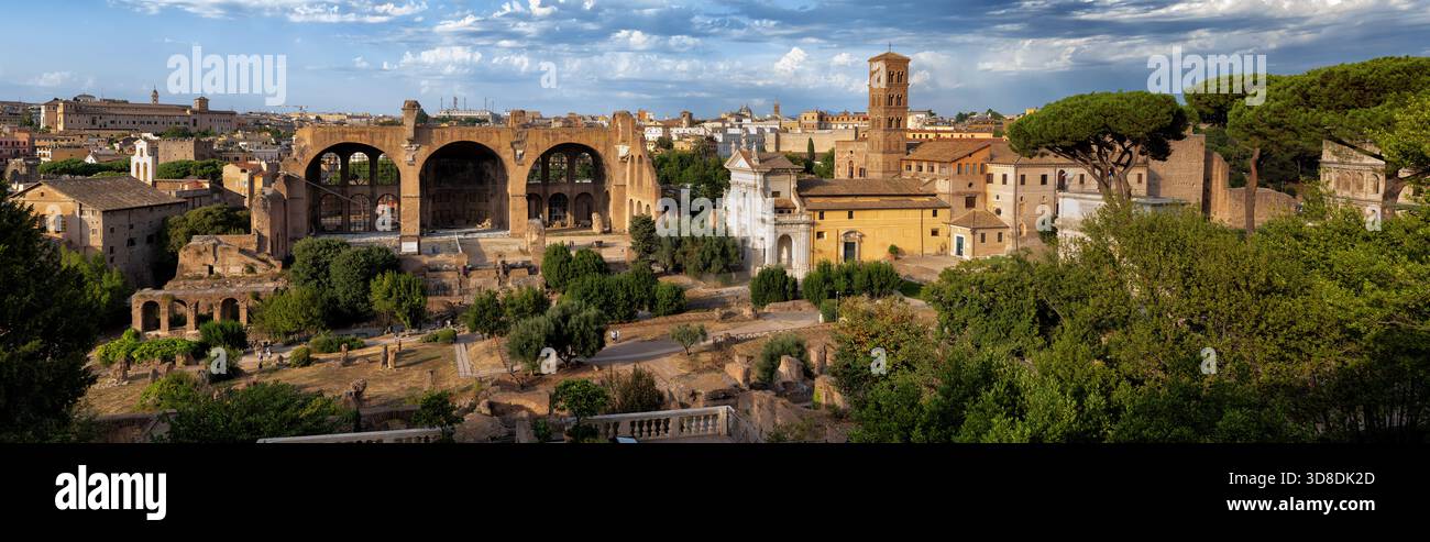 Le panorama du Forum Romain dans la ville de Rome, Italie. Ruines antiques de l'Empire romain avec Basilique de Maxence et Constantin (313 AD). Banque D'Images